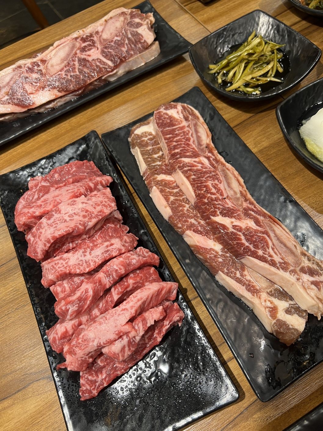 테이블에 차려진 화로집 숙성 소고기