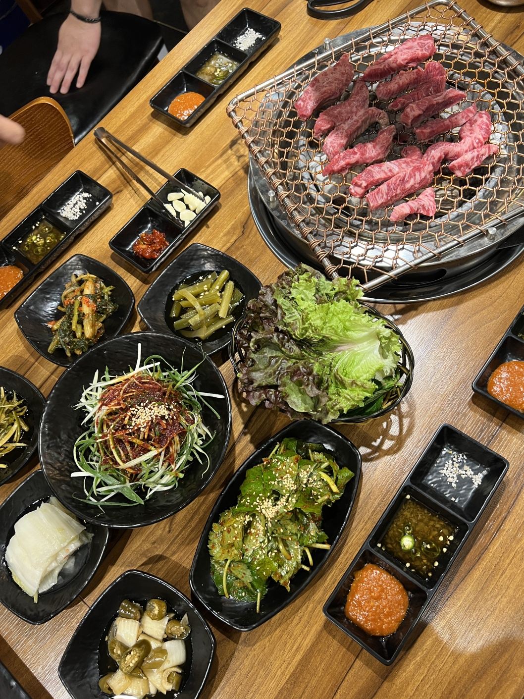 참숯 화로와 구리석쇠가 놓인 화로집 테이블